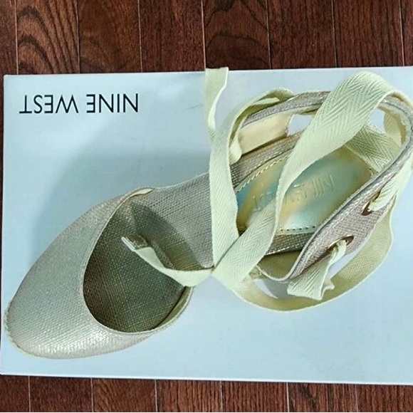 Nine West Gold Friend2 Size 7.5M - Picture 2 of 3